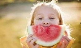 小孩吃瓜吵架,小孩吃瓜引发的欢乐争吵