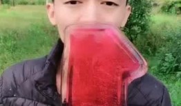 独居小伙吃红瓜视频,一瓜解千愁