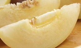 香瓜熟了过来摘瓜吃,丰收时节共享美味