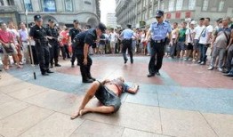 吃瓜武汉商场裸奔,吃瓜群众围观，现场混乱不堪