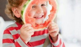 小孩吃瓜吵架,小孩吃瓜引发的欢乐争吵