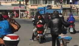 电动车上吃瓜,揭秘夏日出行新潮流