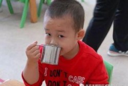 老师给小朋友吃瓜,老师与小朋友共享瓜果乐趣