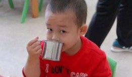 老师给小朋友吃瓜,老师与小朋友共享瓜果乐趣