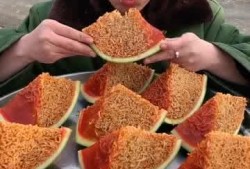 小矮瓜吃火鸡面,一场味蕾与勇气的较量