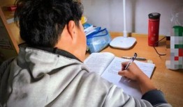 室友举高高吃瓜