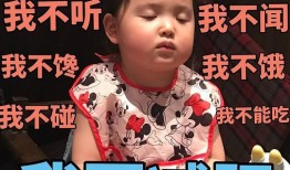 奶奶吃瓜的表情,笑出幸福滋味