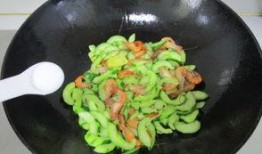 小河吃瓜,小河的夏日瓜果盛宴