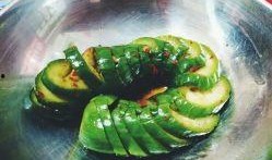 郓城公园吃瓜,畅享清凉时光