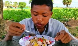 印度农村姑娘吃瓜