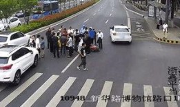 吃瓜车祸照片,吃瓜群众目睹车祸现场，照片记录惊心动魄一幕