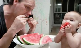 给父亲吃瓜,为父亲送上清凉甜蜜的瓜果时光