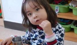 老师给小朋友吃瓜,老师与小朋友共享瓜果乐趣