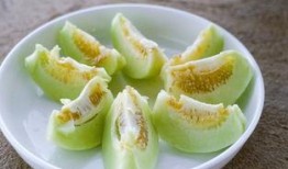 香瓜熟了过来摘瓜吃,丰收时节共享美味