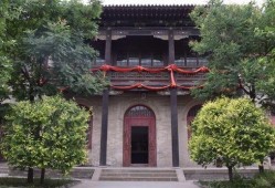 站在老街吃瓜,品味岁月流转中的市井生活