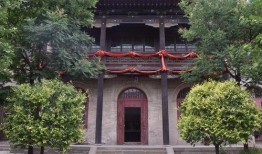 站在老街吃瓜,品味岁月流转中的市井生活