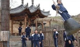 站在老街吃瓜,品味岁月流转中的市井生活