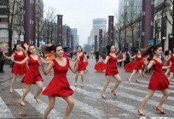 开学舞蹈吃瓜,吃瓜群众围观校园风采