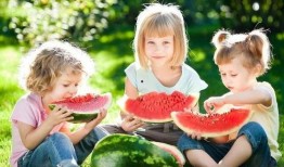 小孩吃瓜吵架,小孩吃瓜引发的欢乐争吵