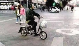 电动车上吃瓜,揭秘夏日出行新潮流