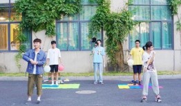 开学舞蹈吃瓜,吃瓜群众围观校园风采